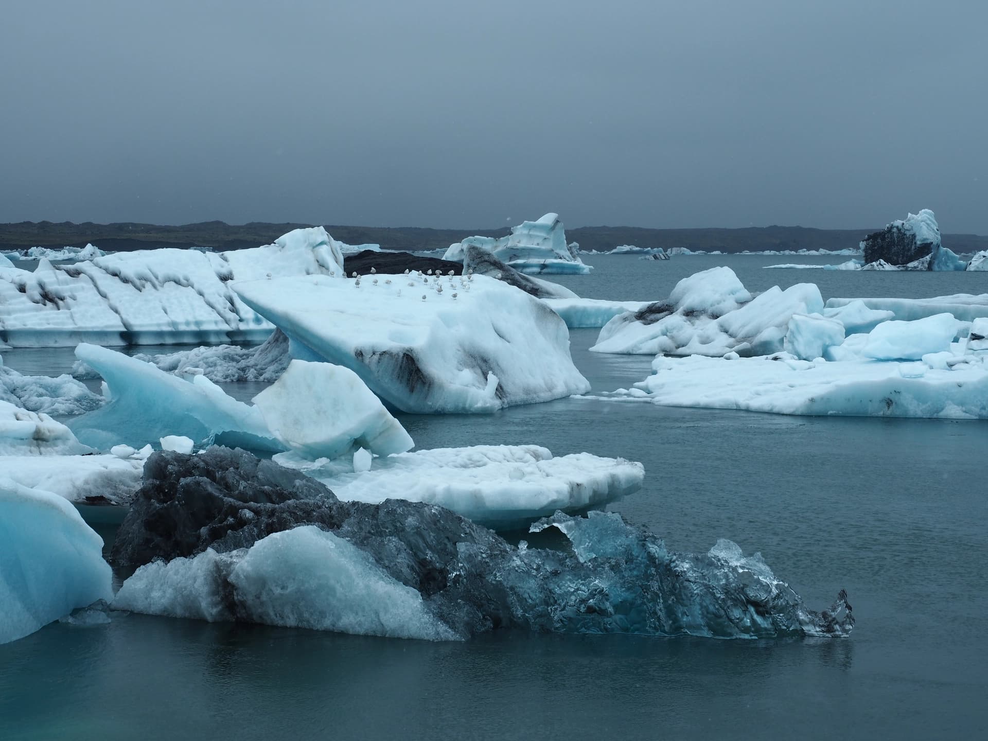 Glaçons dans la lagune du glacier Jökulsarlon