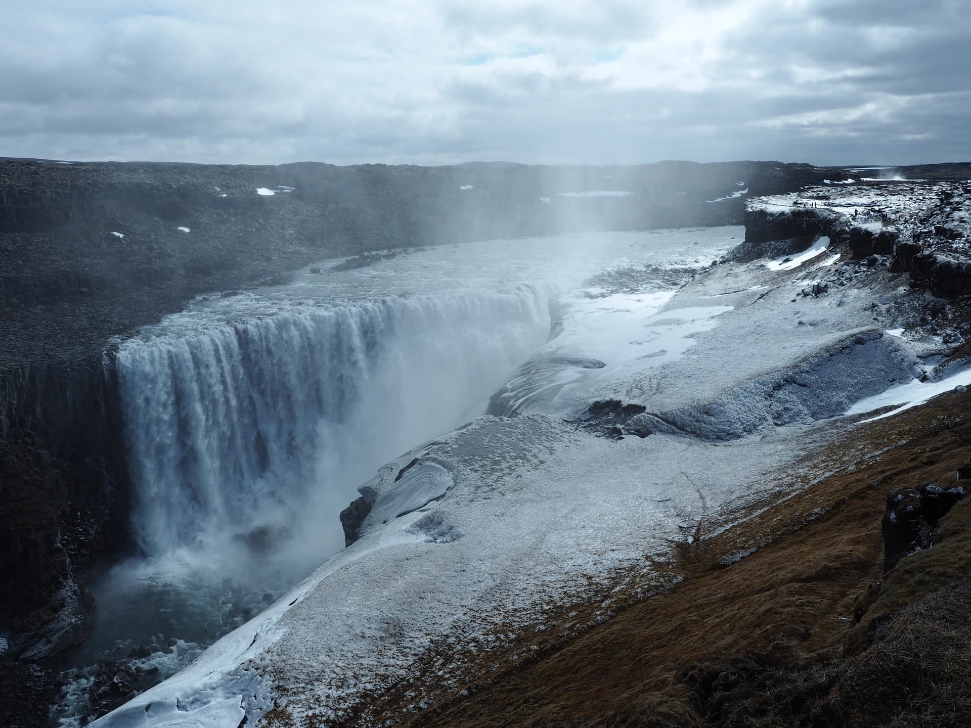 Cascade de Dettifoss et ses abords givrés