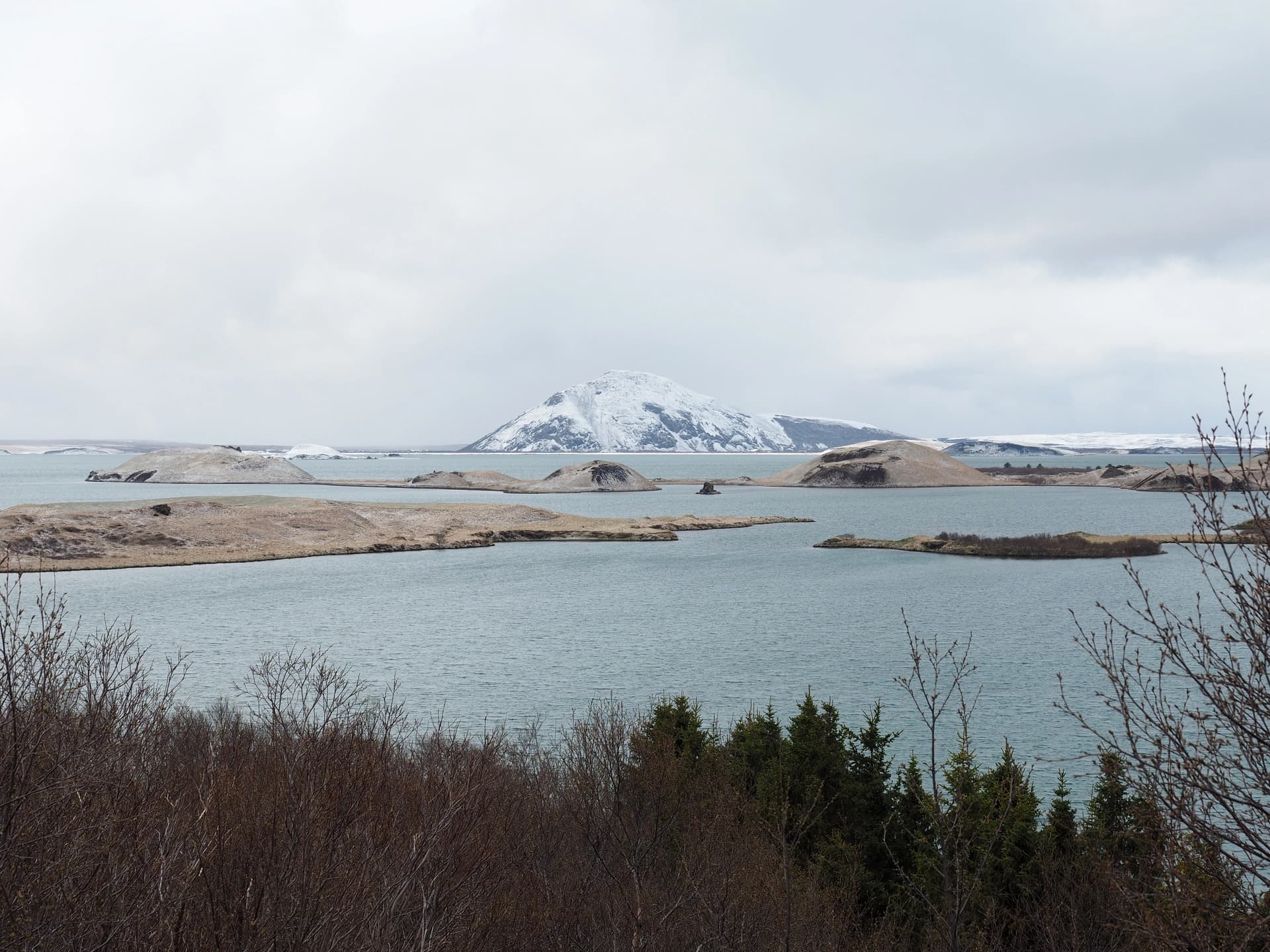 Lac Mývatn et la montagne Vindbelgjarfall (gravie)