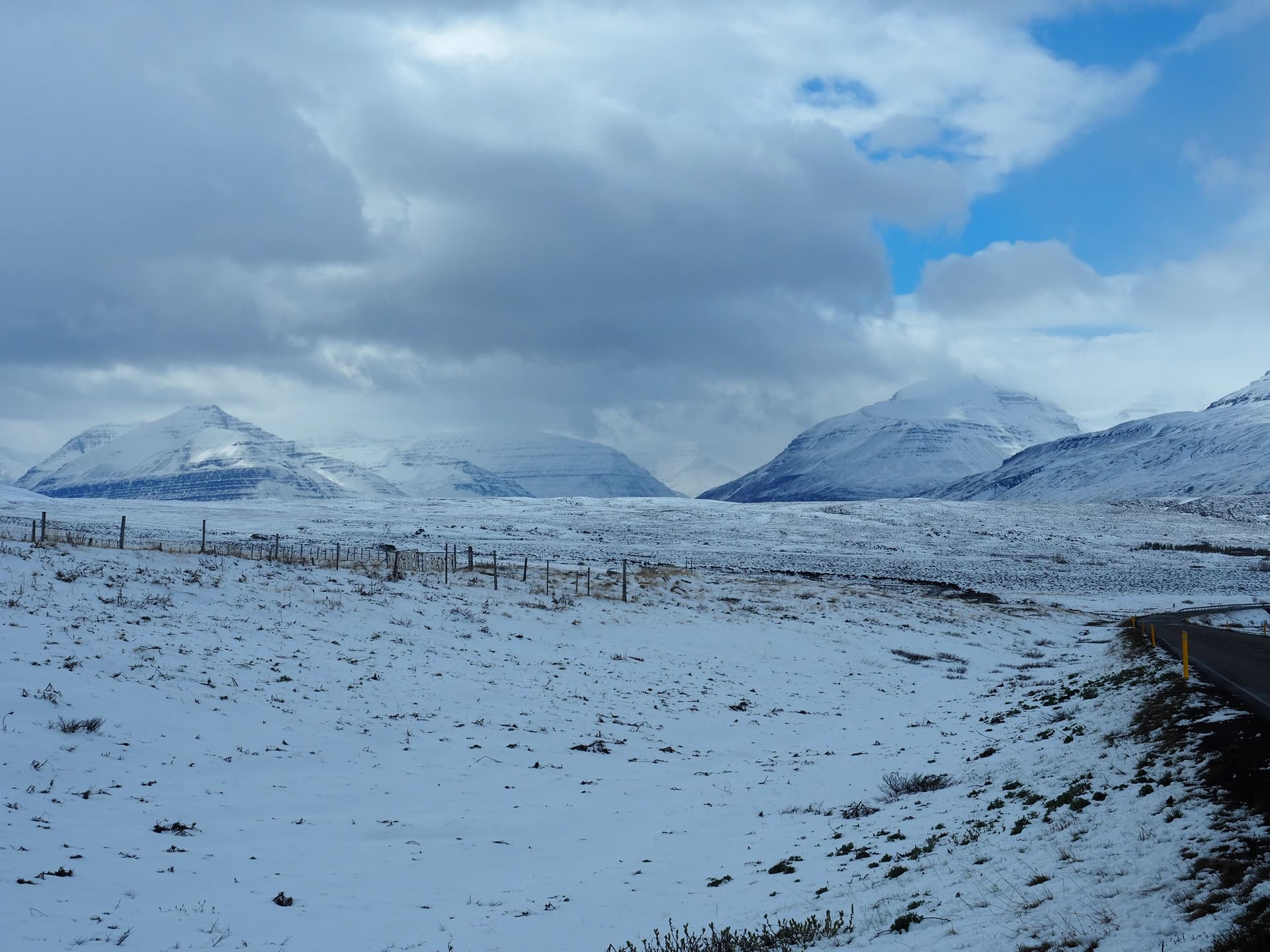 Montagnes enneigées sur la route 1