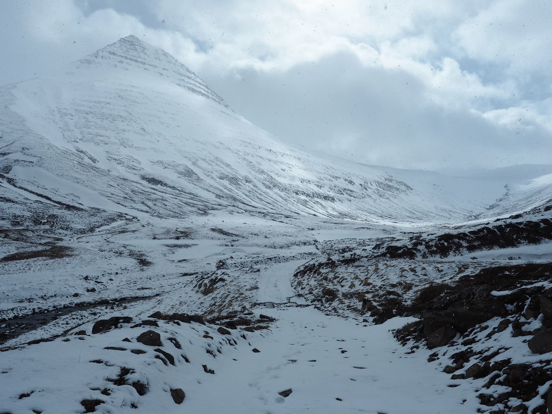 Randonnée dans la vallée près de Dalvik, au bout la piste 805