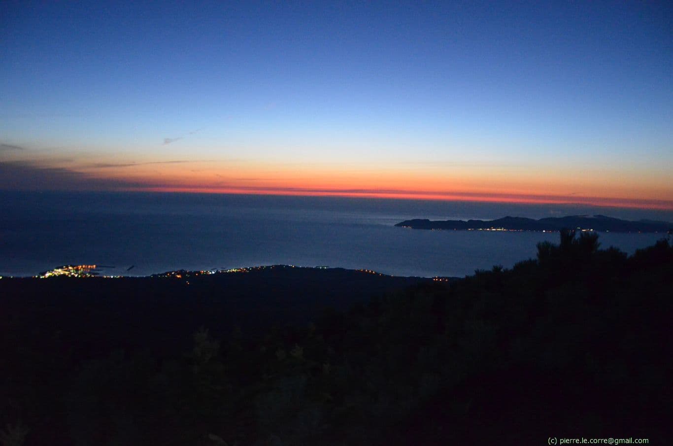 Lumières nocturnes de la côte depuis les hauteurs de la montagne Rishiri-zan