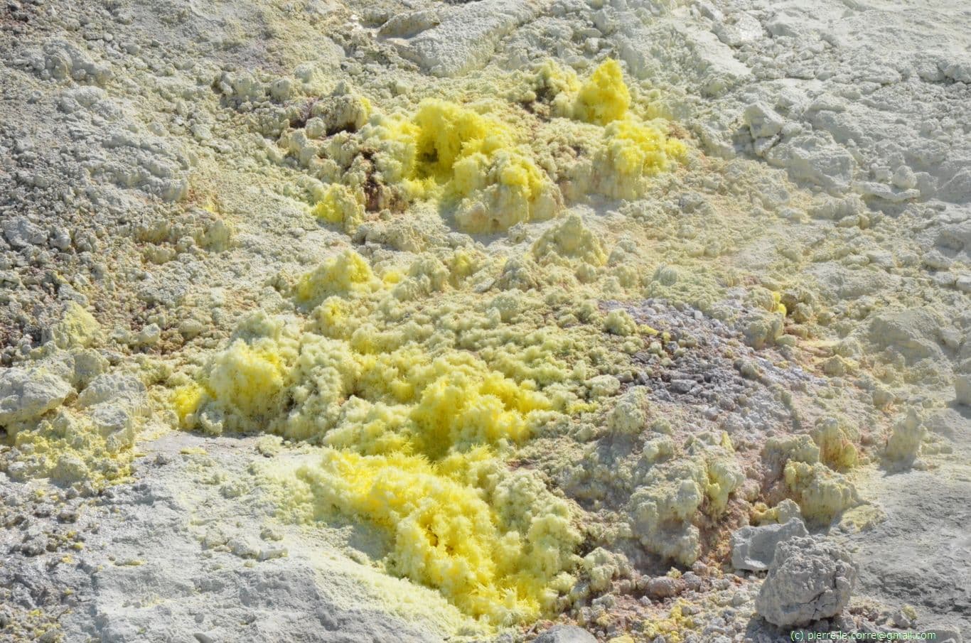 Terres volcaniques - cristaux de soufre