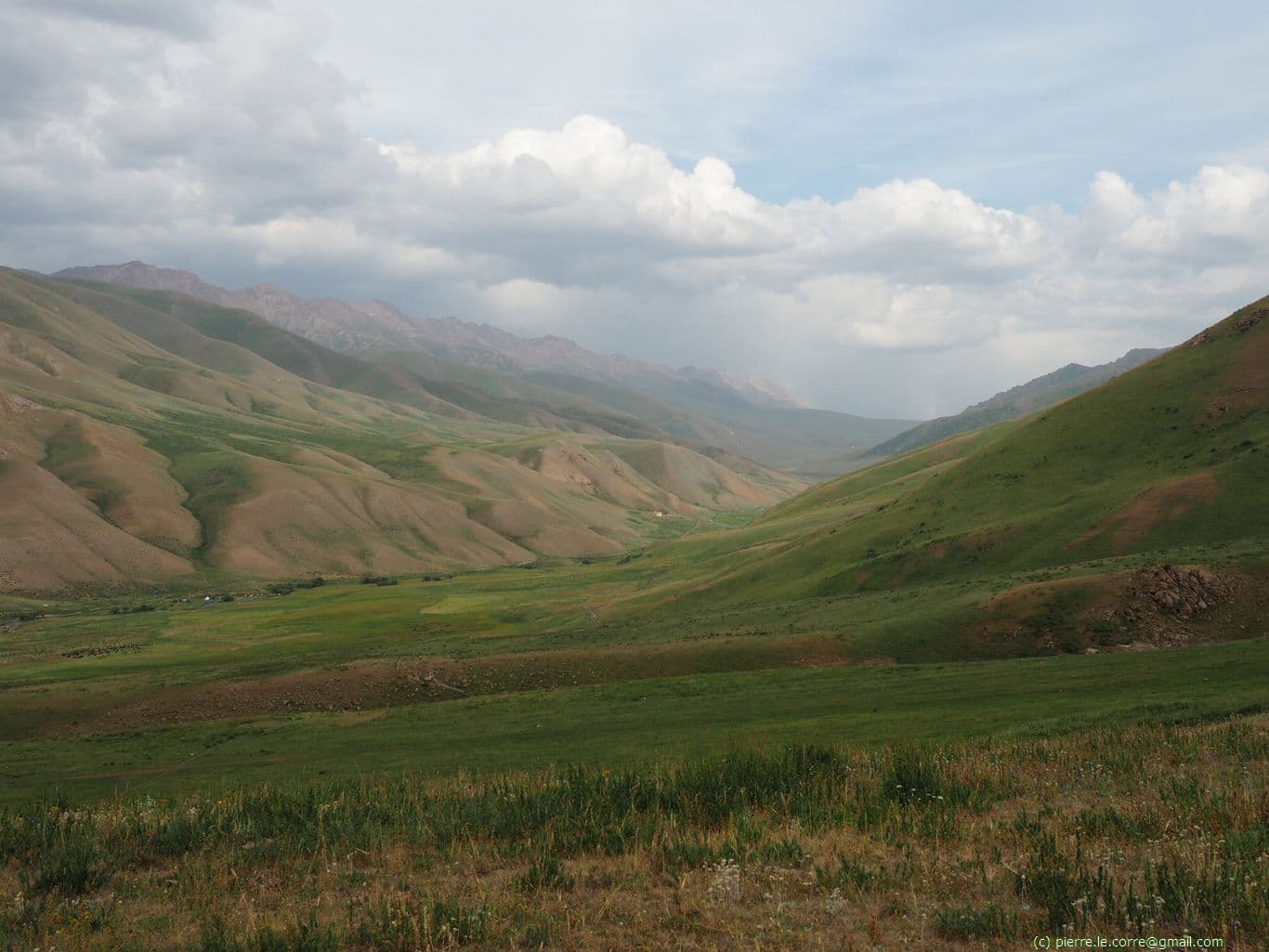 Poursuite de la randonnée avec vue sur la vallée verdoyante