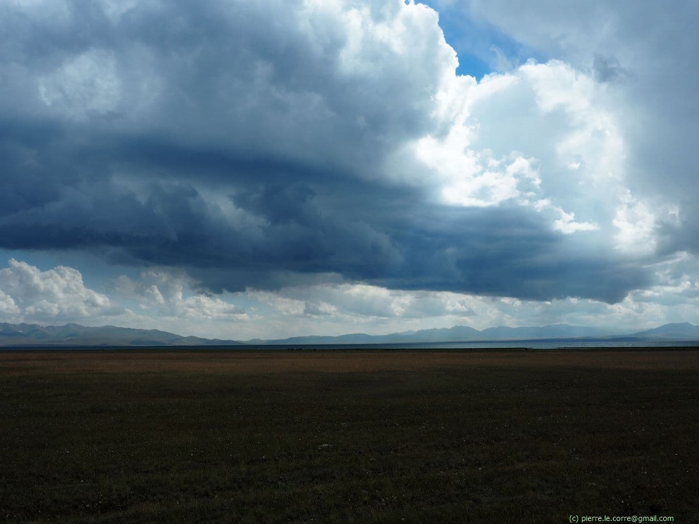 Plaine kirghize sous les nuages sombres