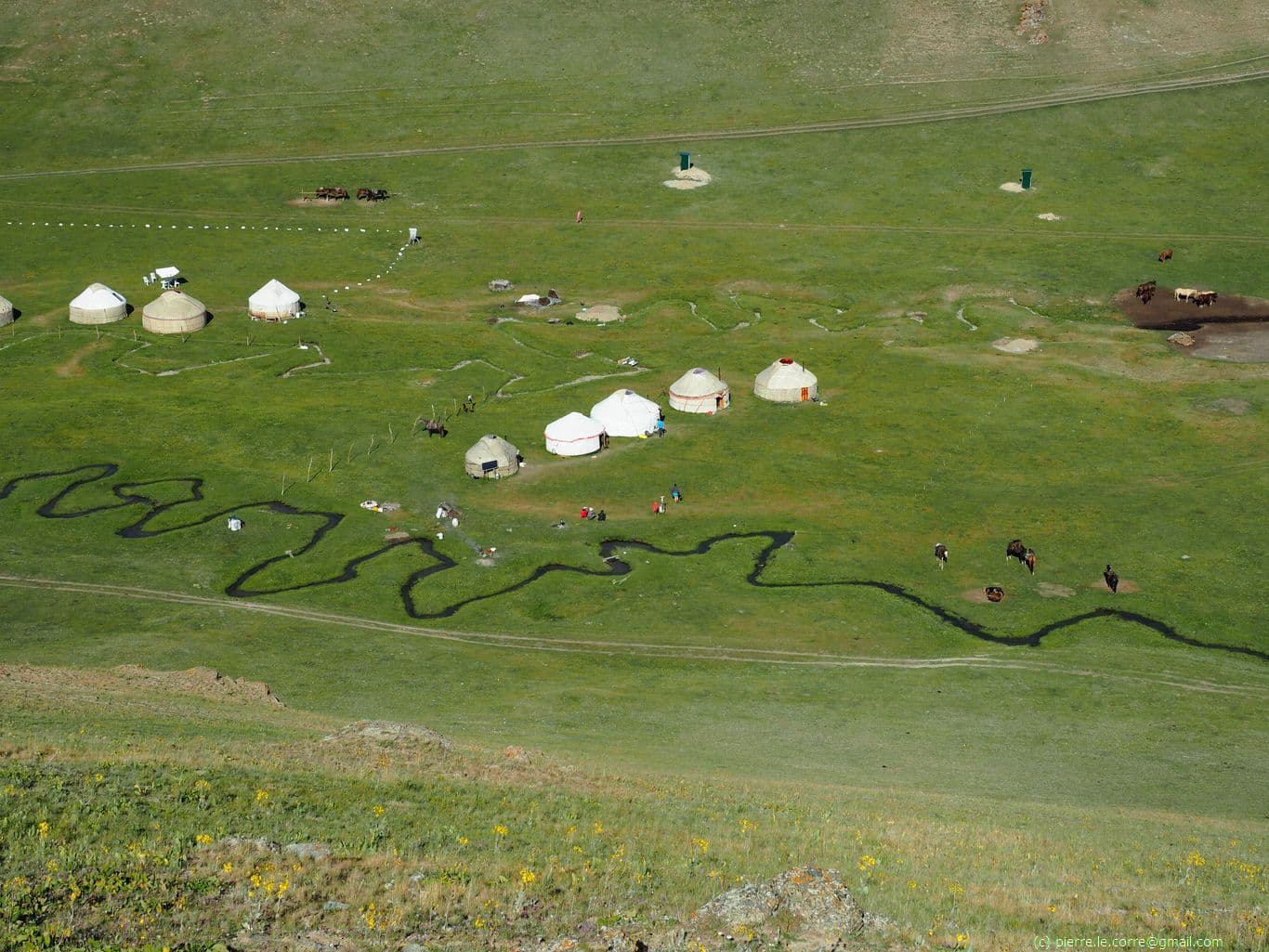 Vue en hauteur sur le camp de base dans les pâturages de Tuz Achuu