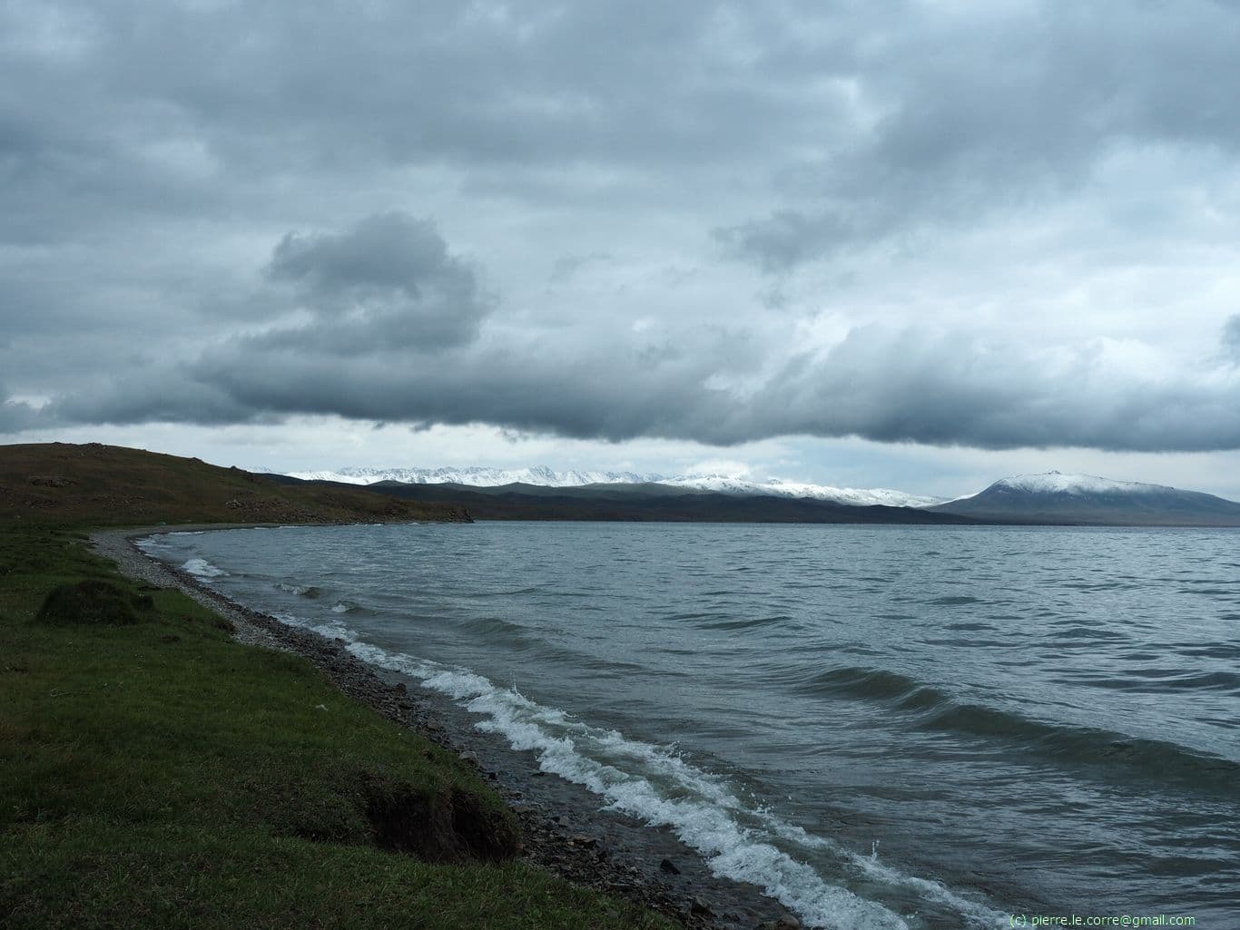 Rive et vagues du lac Song Kul