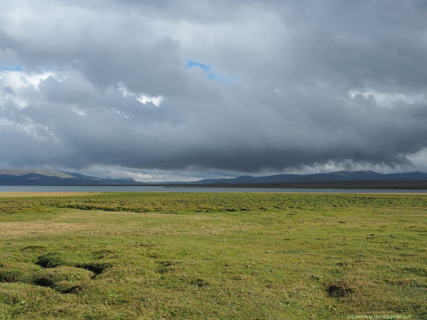 Prairie naturelle au bord du lac Song Kul