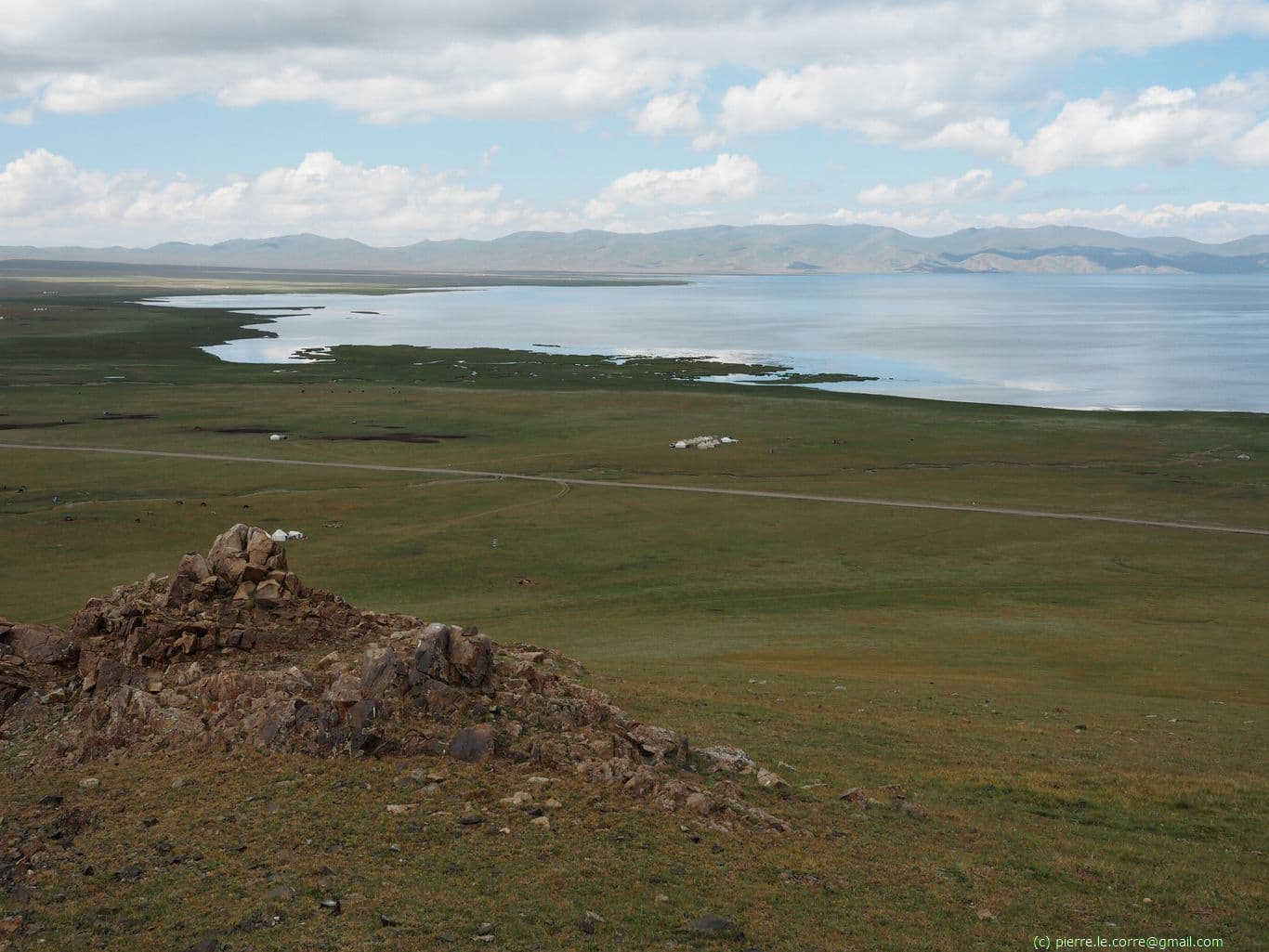 Vue du lac Song Kul depuis une colline