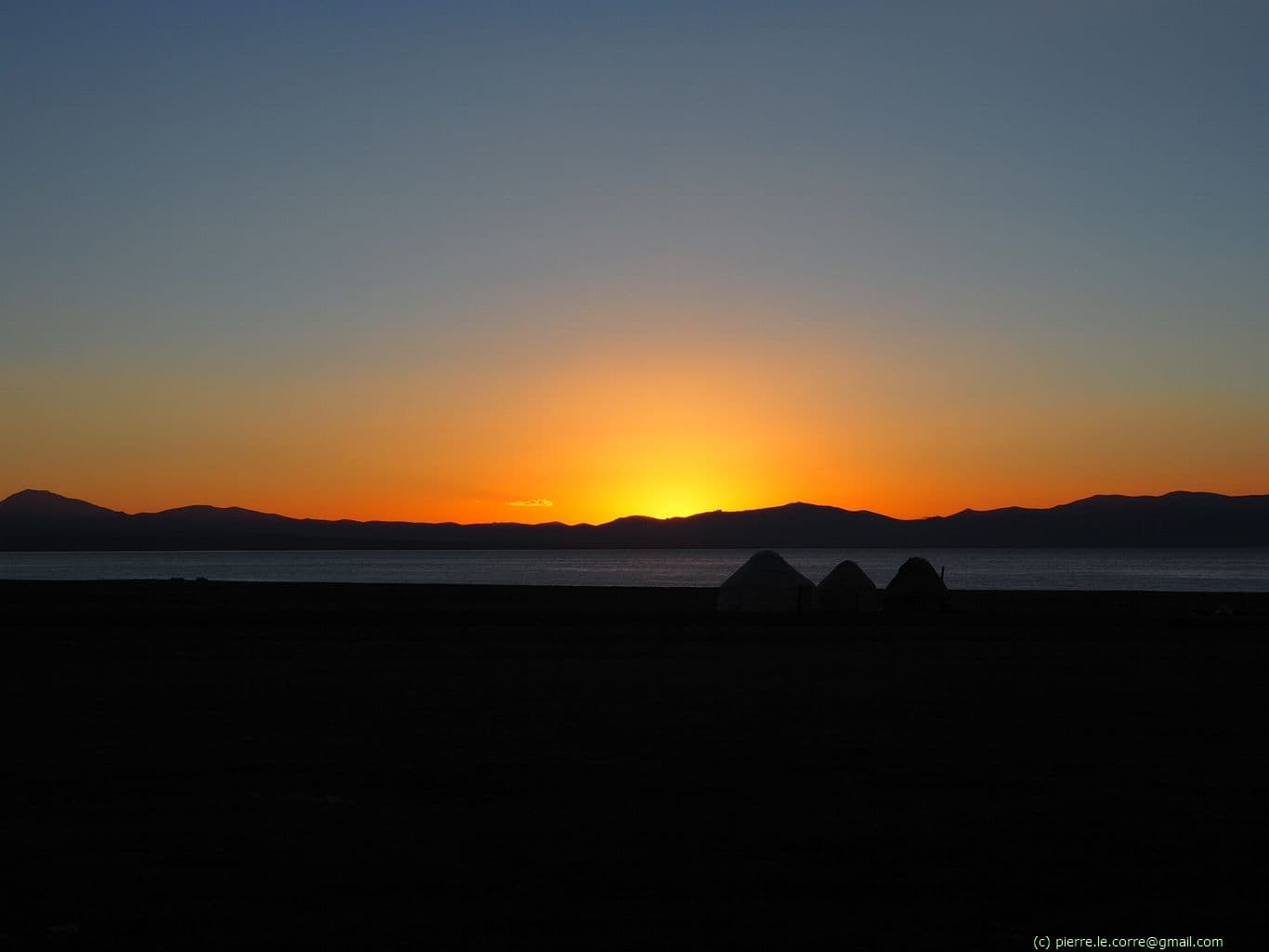 Coucher de soleil sur le lac Song Kul