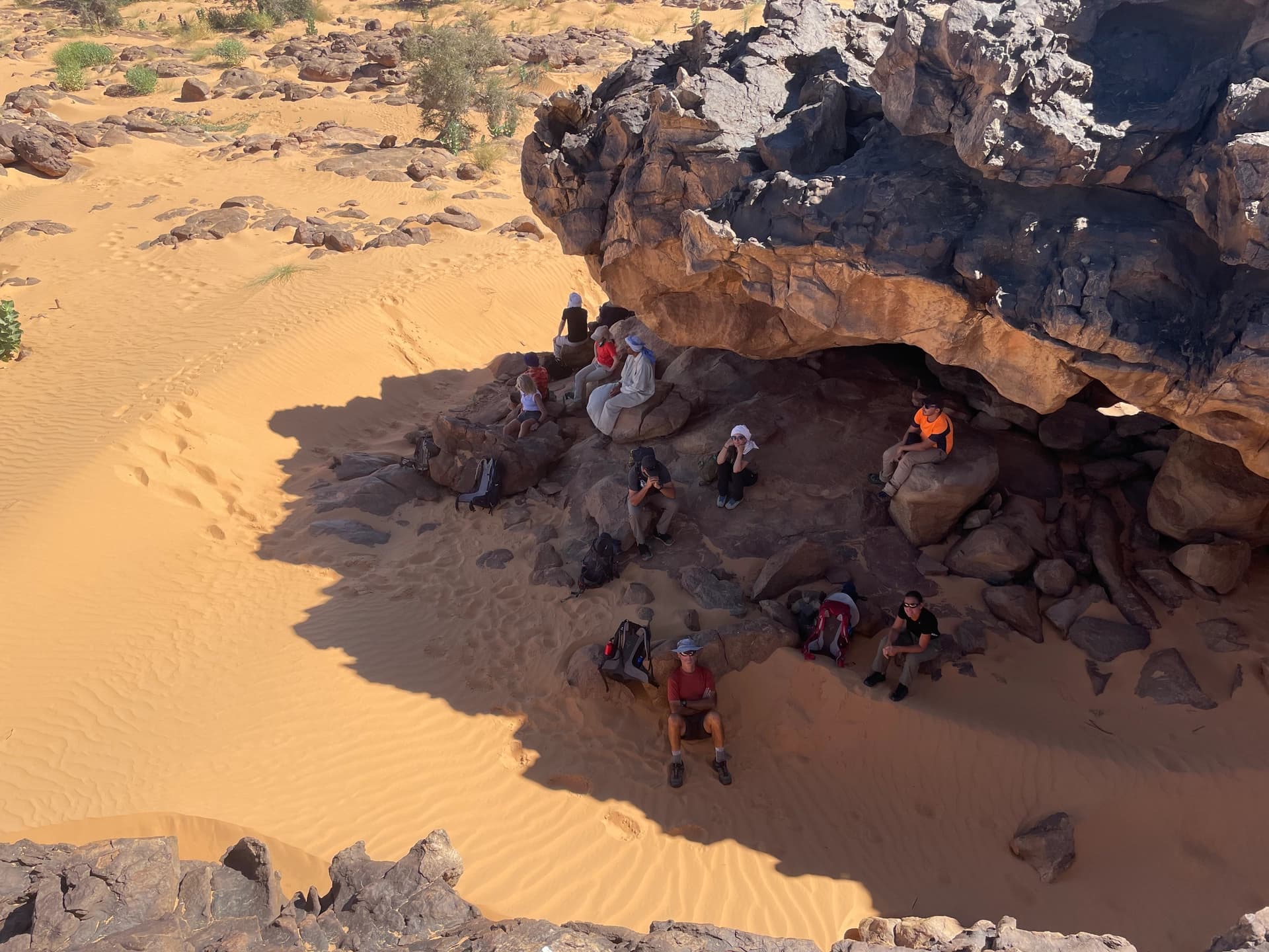 Pause in the shade of the rocks (photo credit Sylvain)