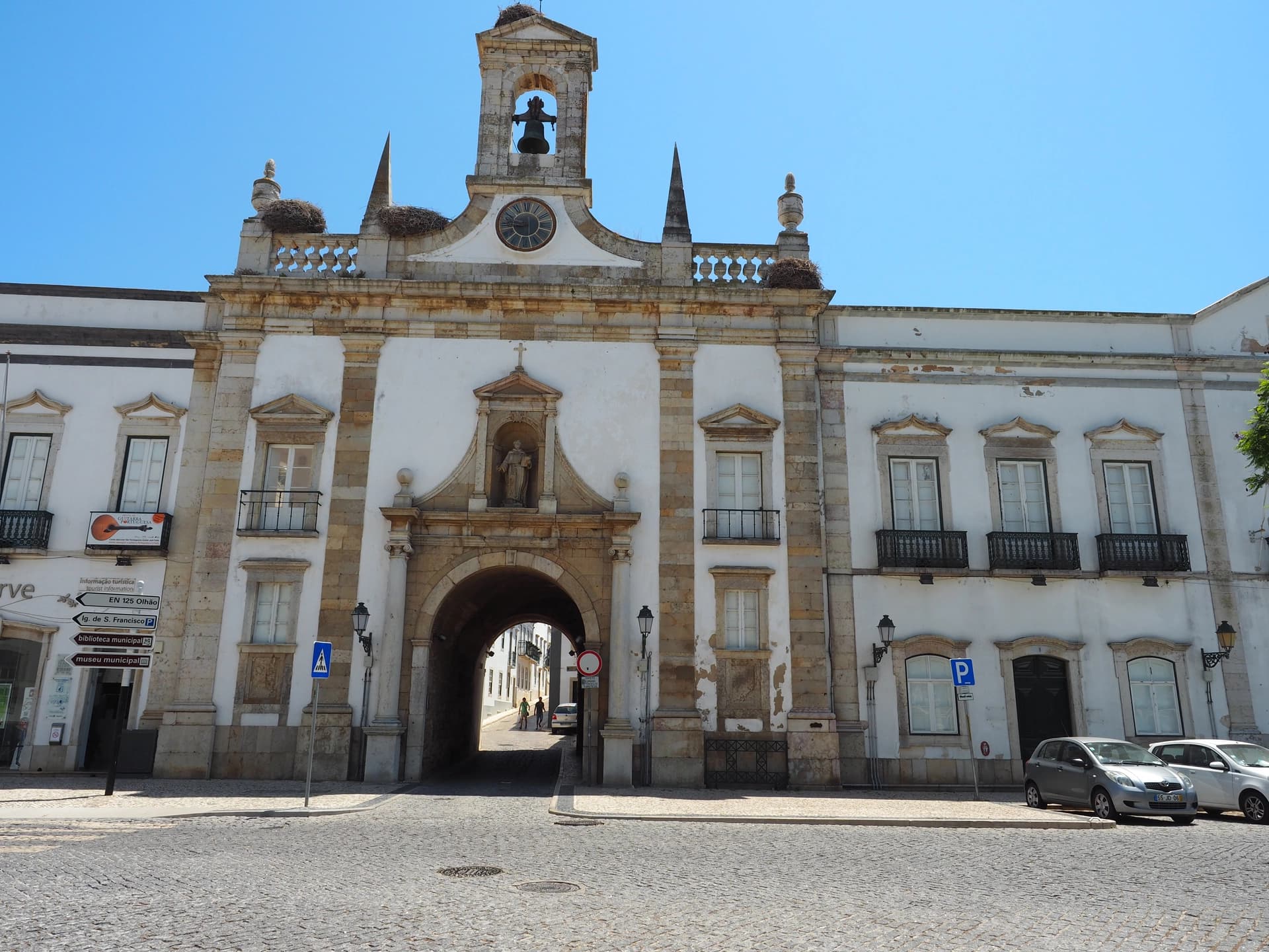 Porte de la vieille ville de Faro (capitale de l’Algarve)