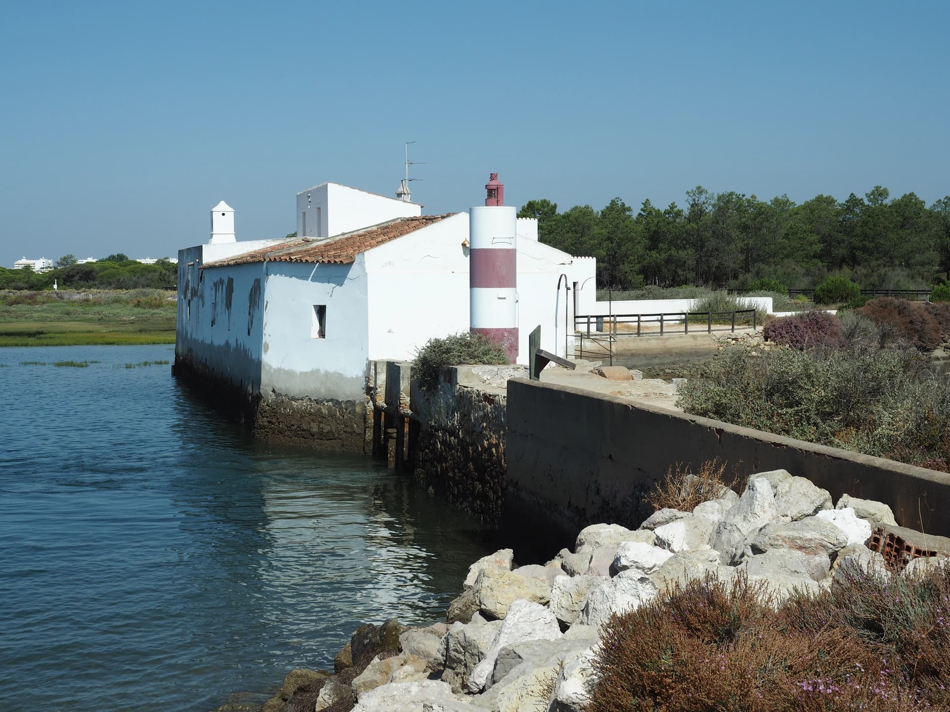 Moulin à marée dans le parc naturel de la Ria Formosa (Olhão)