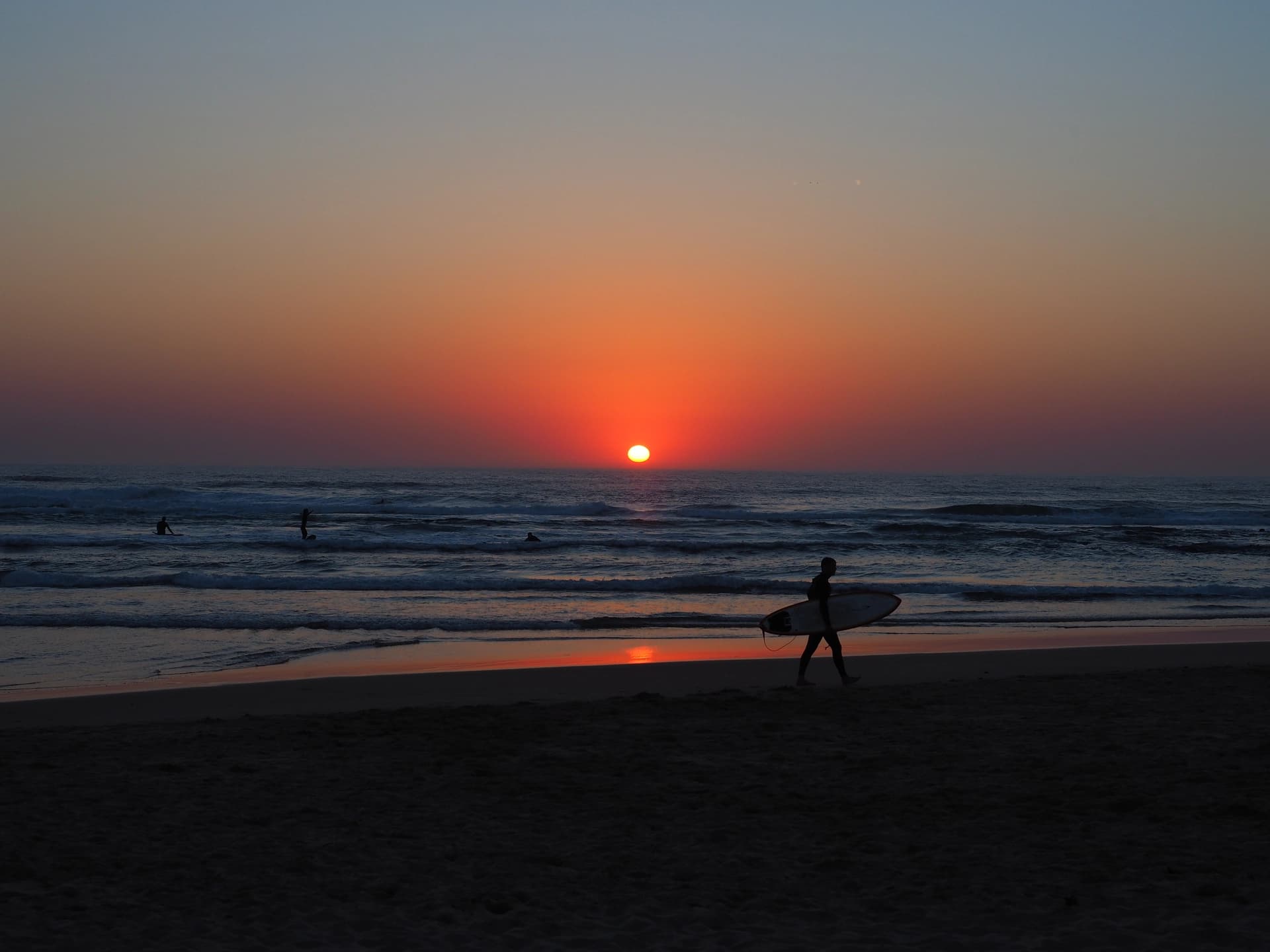 Coucher de soleil sur la Praia do Amoreira avec les derniers surfeurs