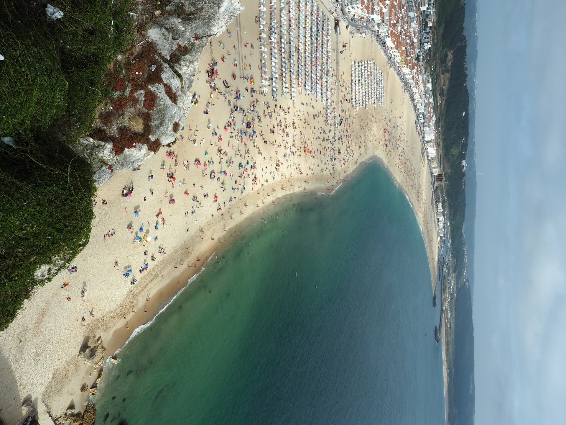Plage sud de Nazaré, coté baignade, en fin d'après-midi