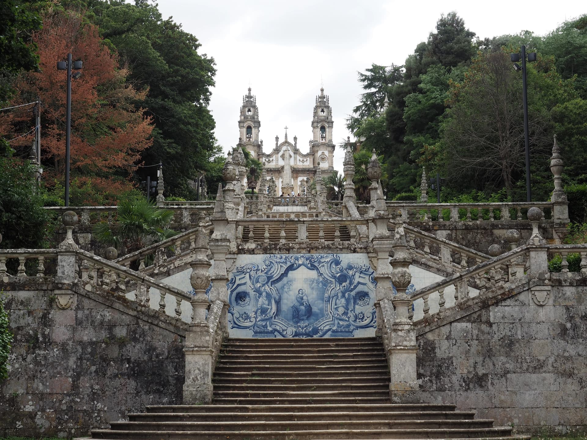 Vue du bas de l'escalier baroque de 618 marches