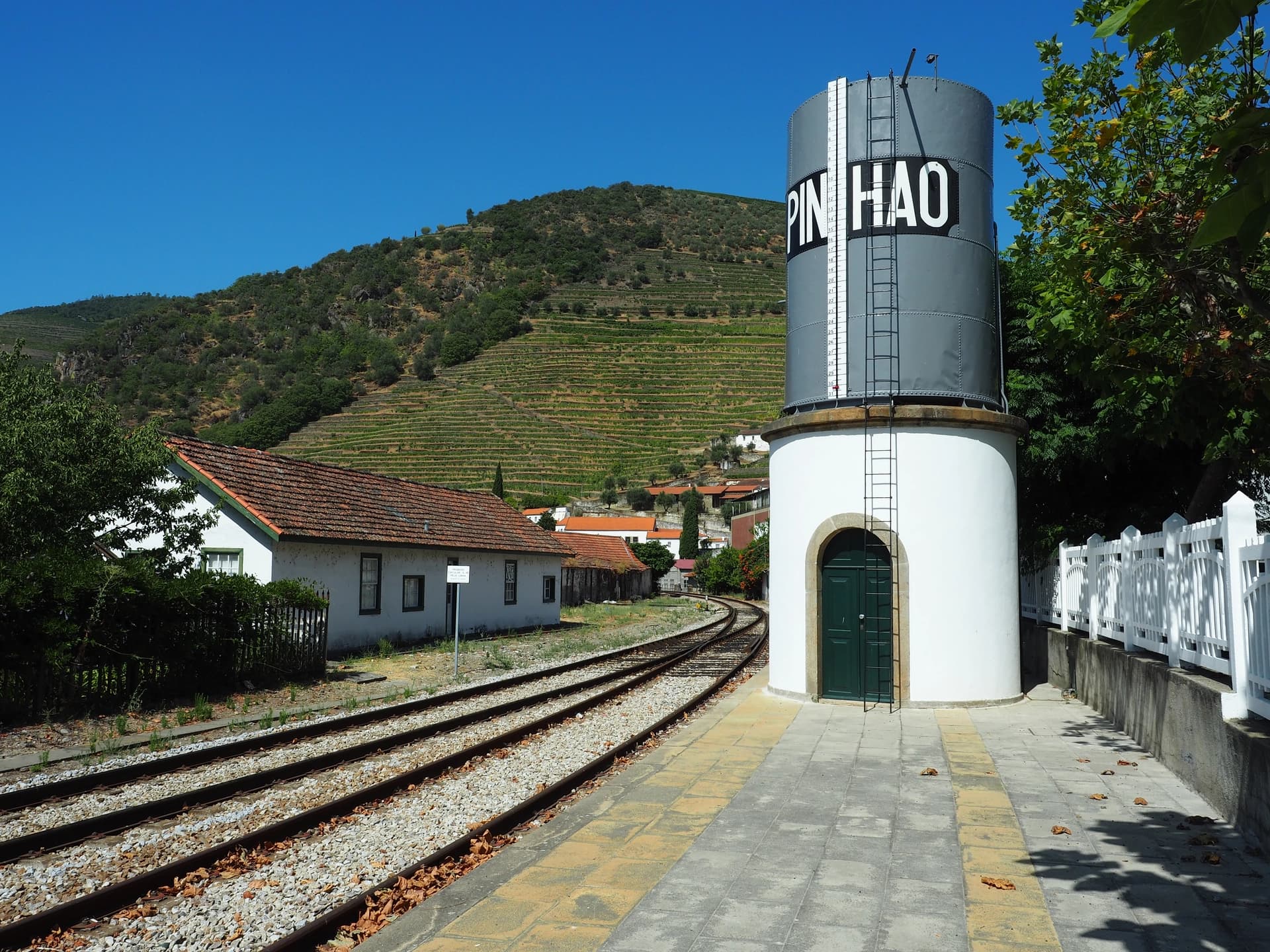 Départ du train de la gare de Pinhão - son réservoir d'eau