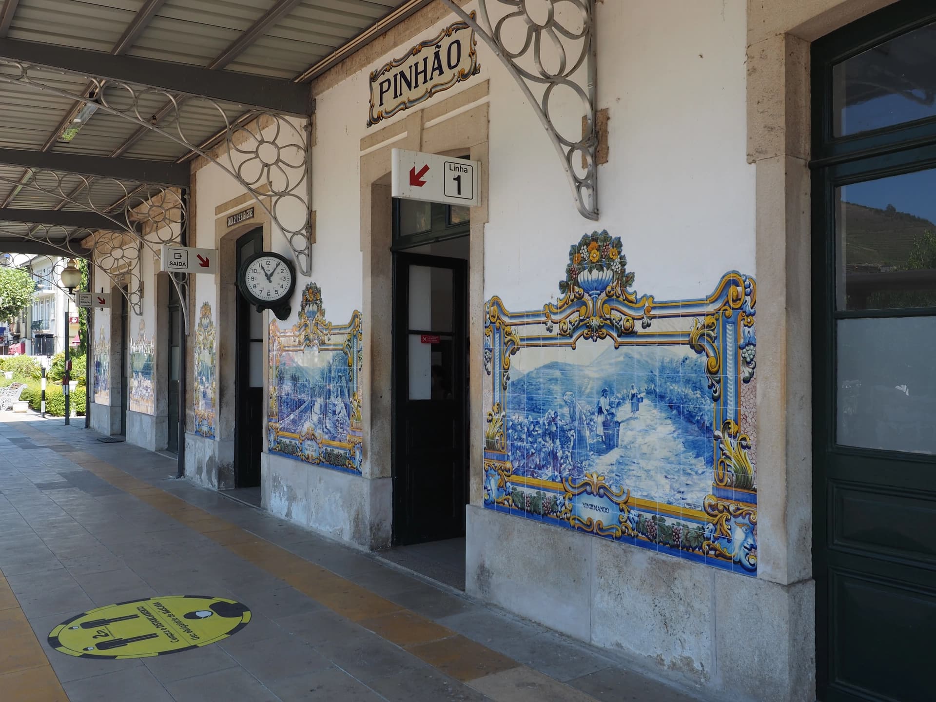 Façade de la gare de Pinhão coté quai avec ses azulejos