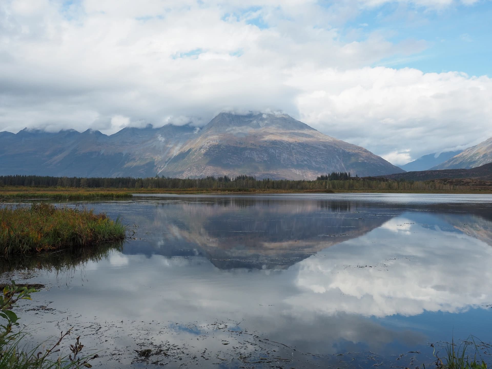 Night in bivouac at the end of the small road of Robe Lake road (12 km north of the city). Absolute calm facing a magnificent lake, 2 mountain ranges, 1 or 2 small glaciers