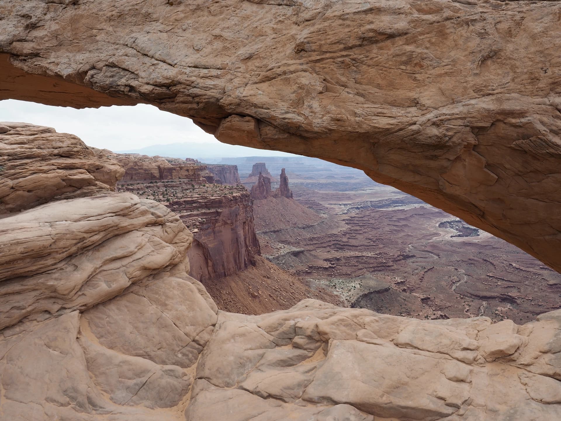 vue au travers Mesa Arch - Canyonlands