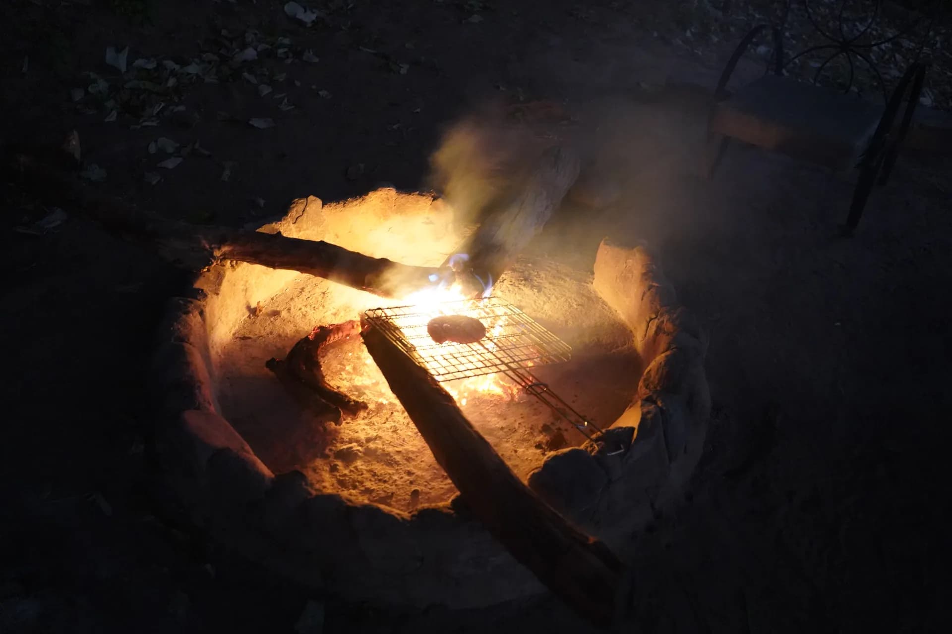 Cuisine au feu de bois 'braai' (allumé ici par le lodge)