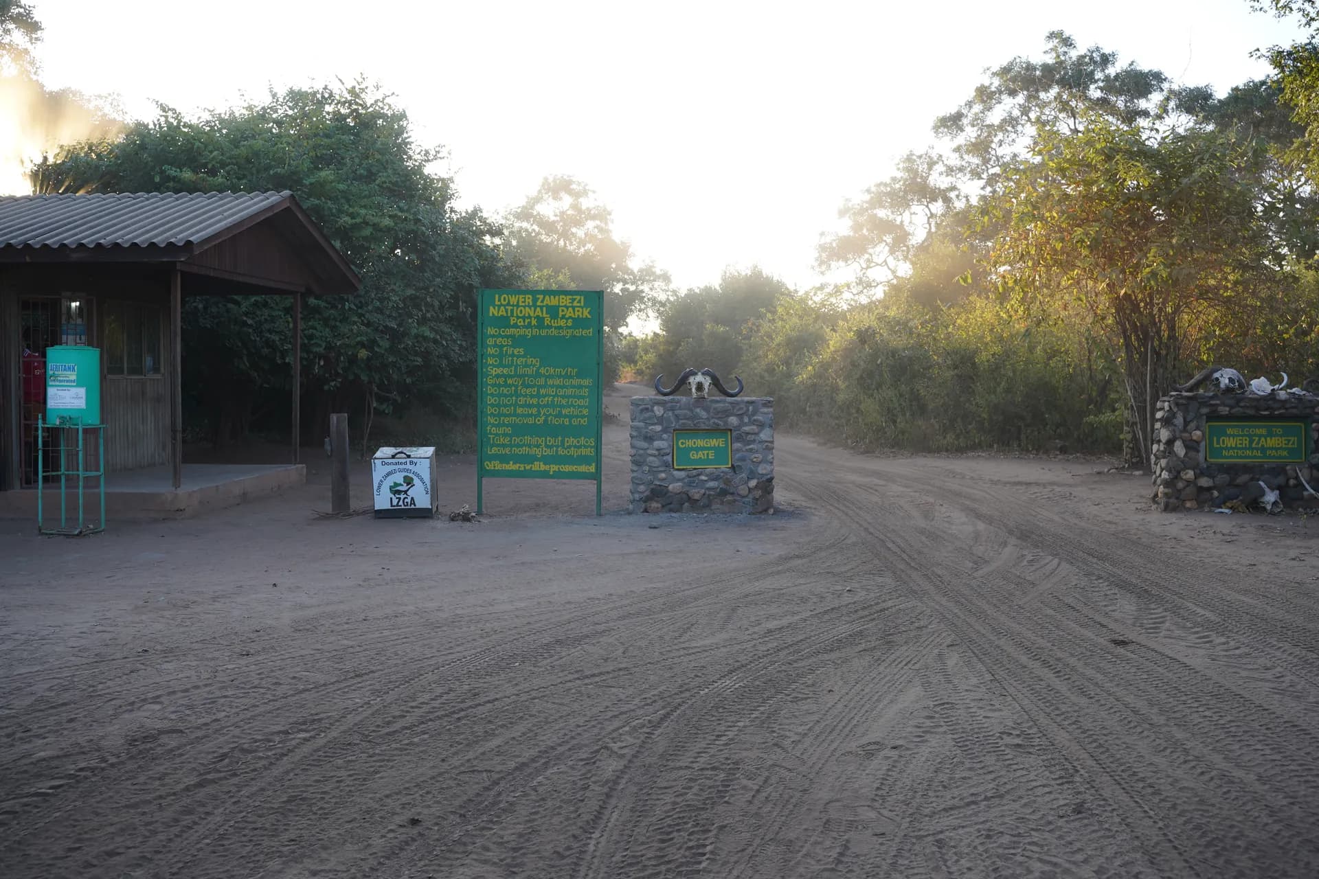 Gate Chongwe - une des entrées du Lower Zambezi NP. Il faut traverser une rivière à gué pour y parvenir.