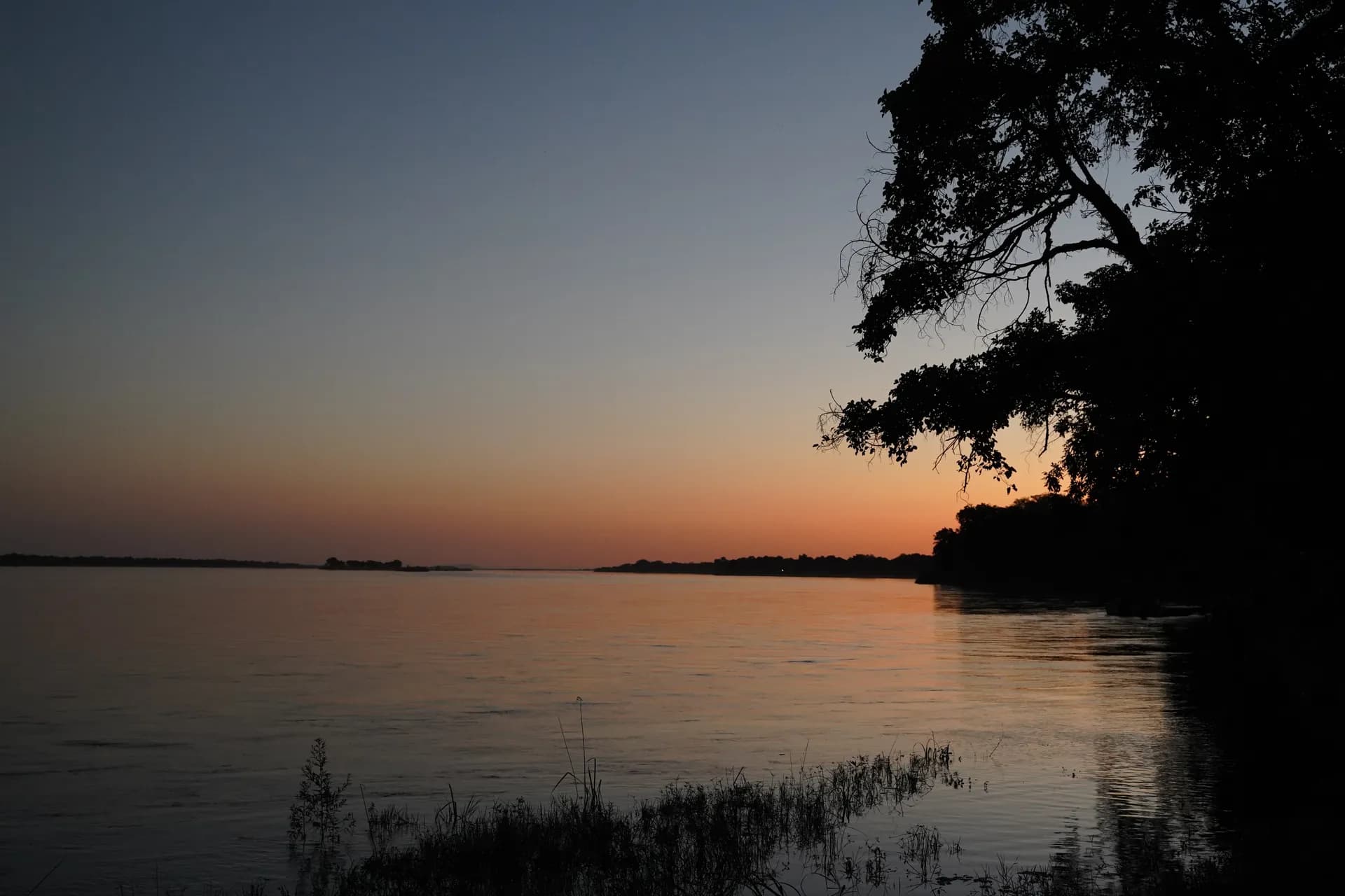 Joli coucher de soleil sur le fleuve Zambèze