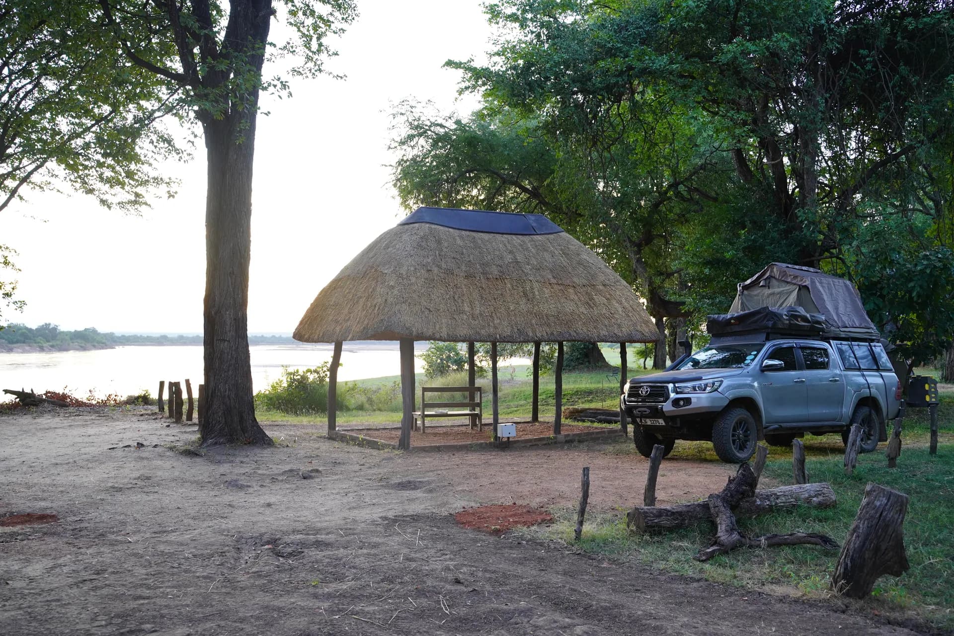 Campsite sur les berges de la rivière Luangwa au Wildlife Camp (accueil et service moyen)