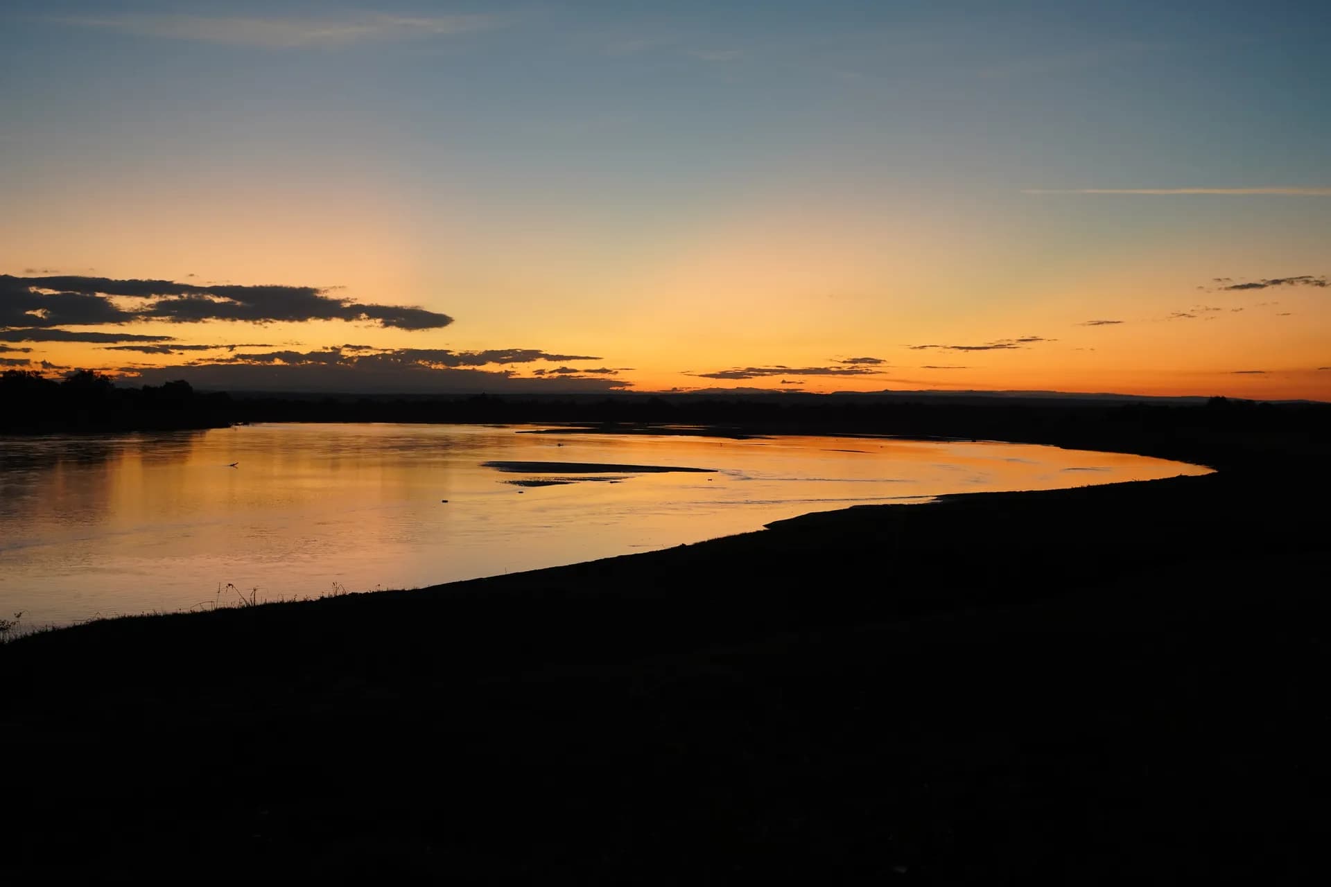 Très beau coucher de soleil sur la rivière Luangwa