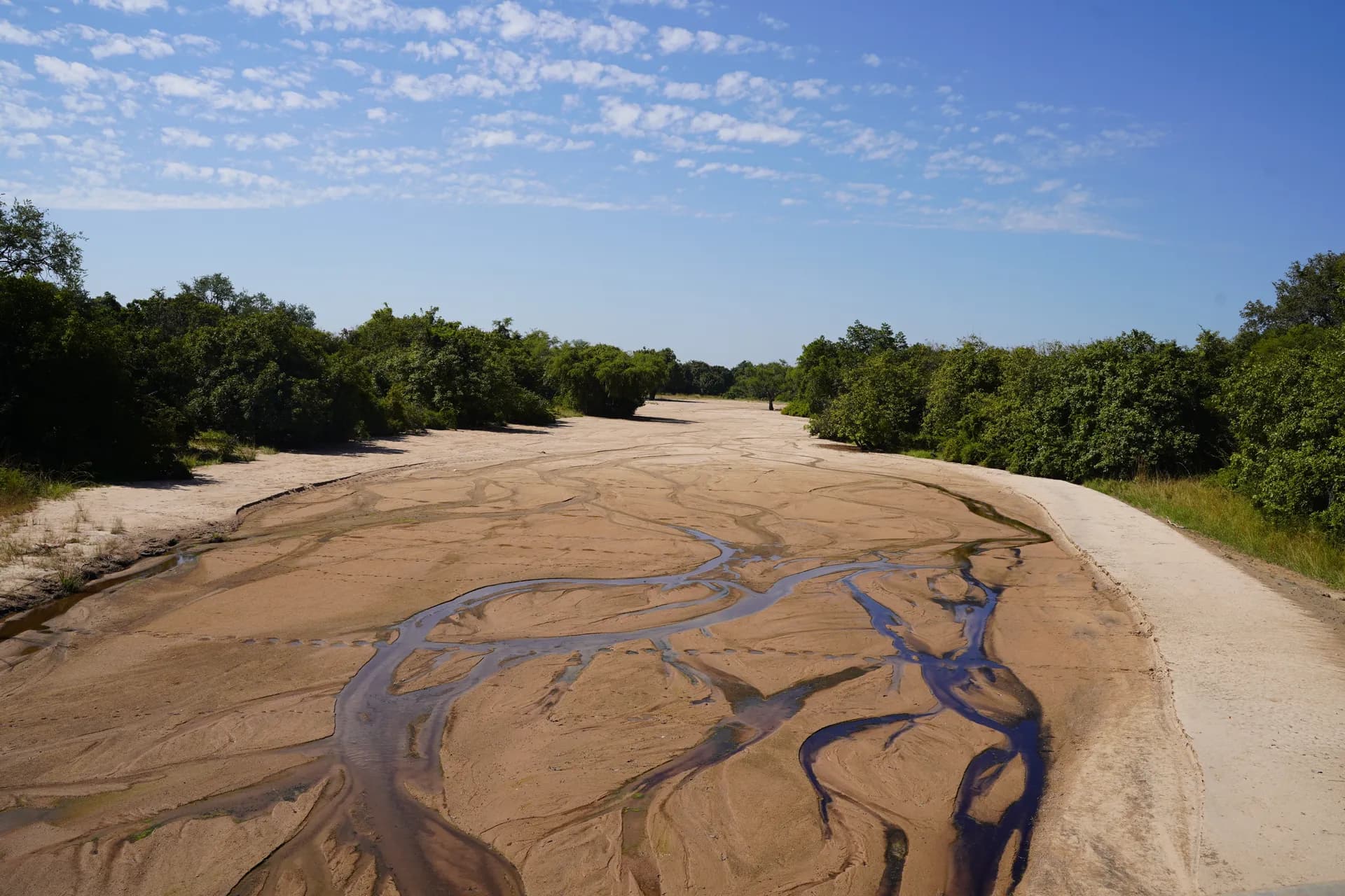 La même rivière de l'autre coté du pont Mushilashi