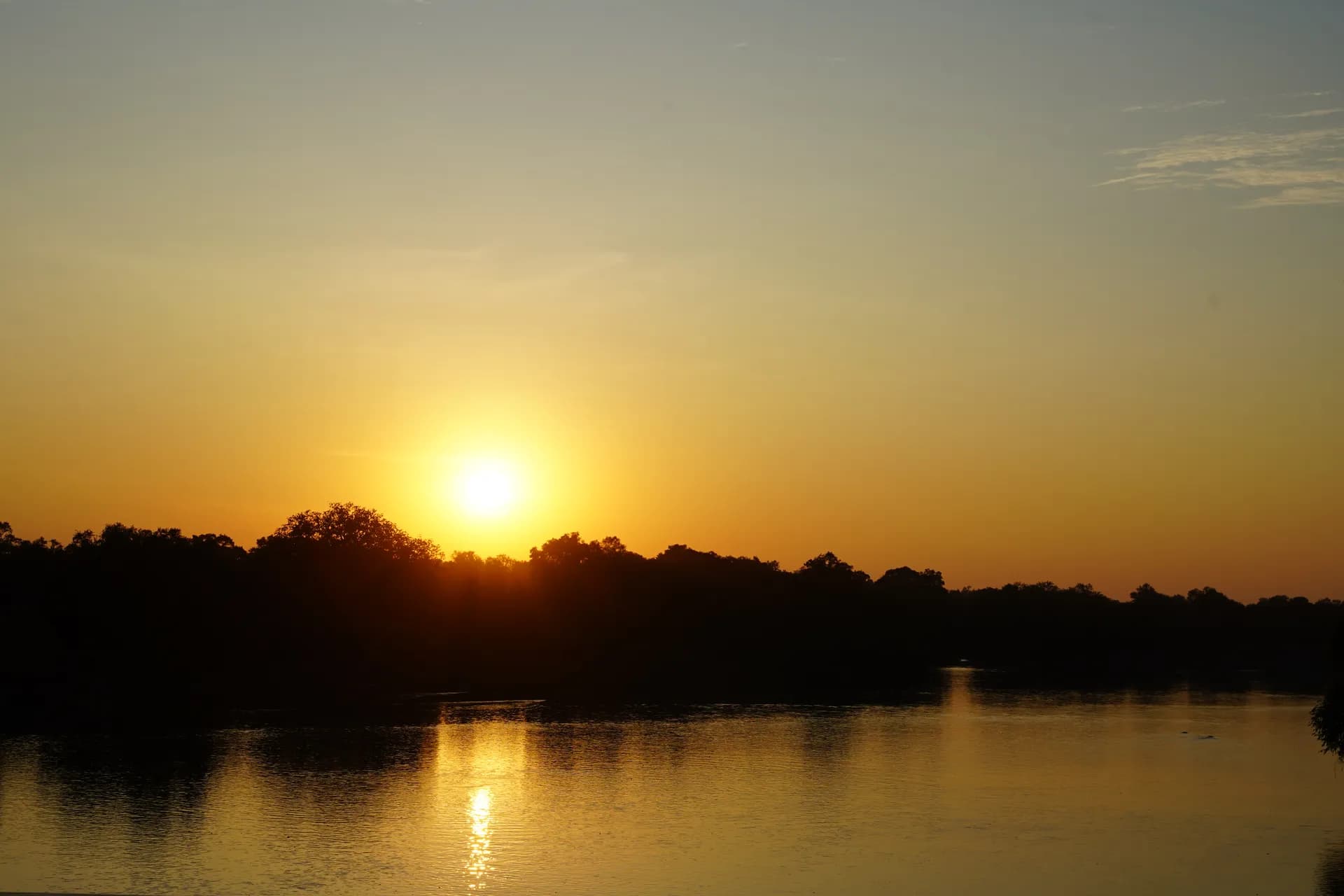 Soleil levant à 6h15 depuis le campsite, au bord de la rivière Luangwa, du Croc Valley lodge