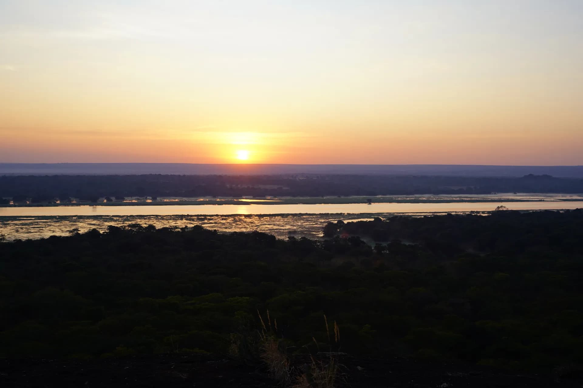 Morning sunrise. Levé du soleil sur la plaine et la rivère Kafue