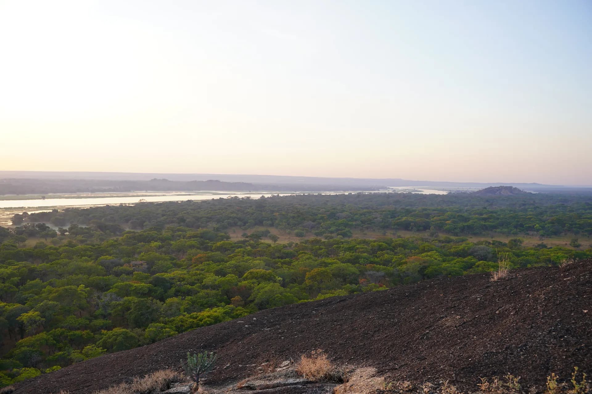 Morning sunrise. Levé du soleil sur la plaine et la rivère Kafue