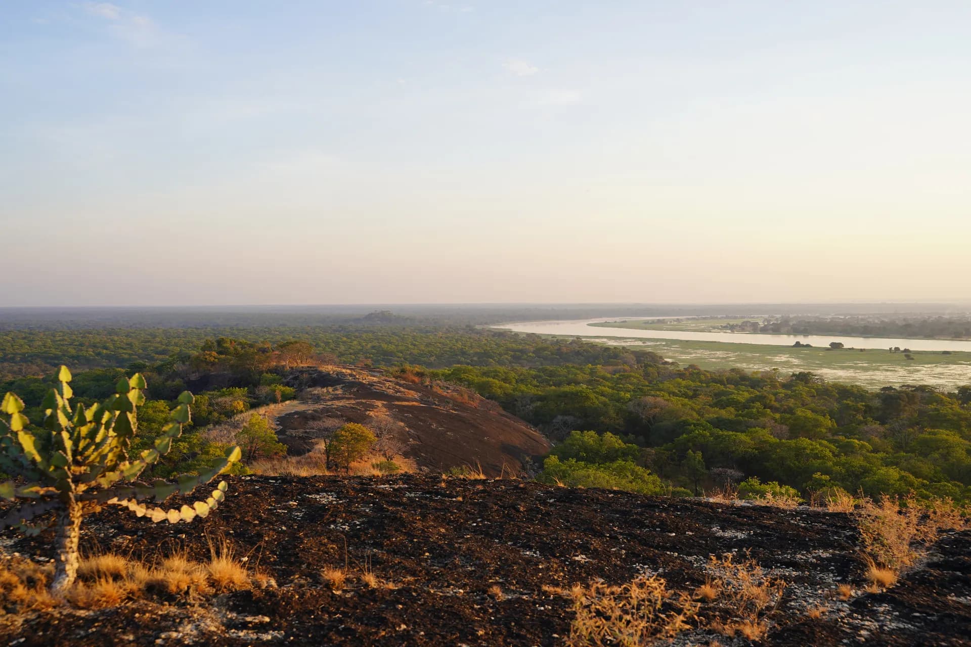 Morning sunrise. Levé du soleil sur la plaine et la rivère Kafue