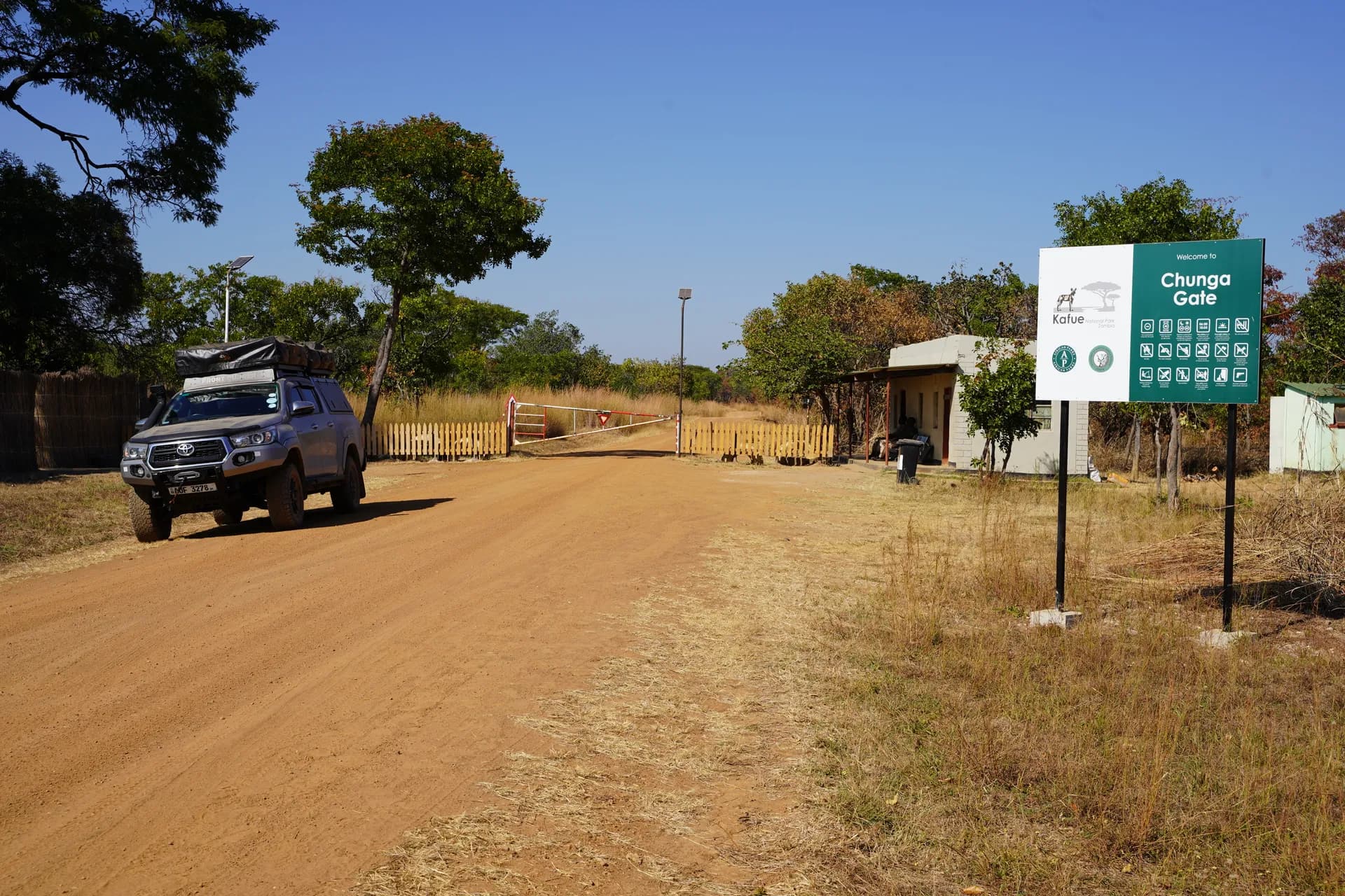 Arrivée à l'entrée nord 'Chunga Gate'  (de la partie sud) du parc national de Kafue. Plus grand parc du pays.