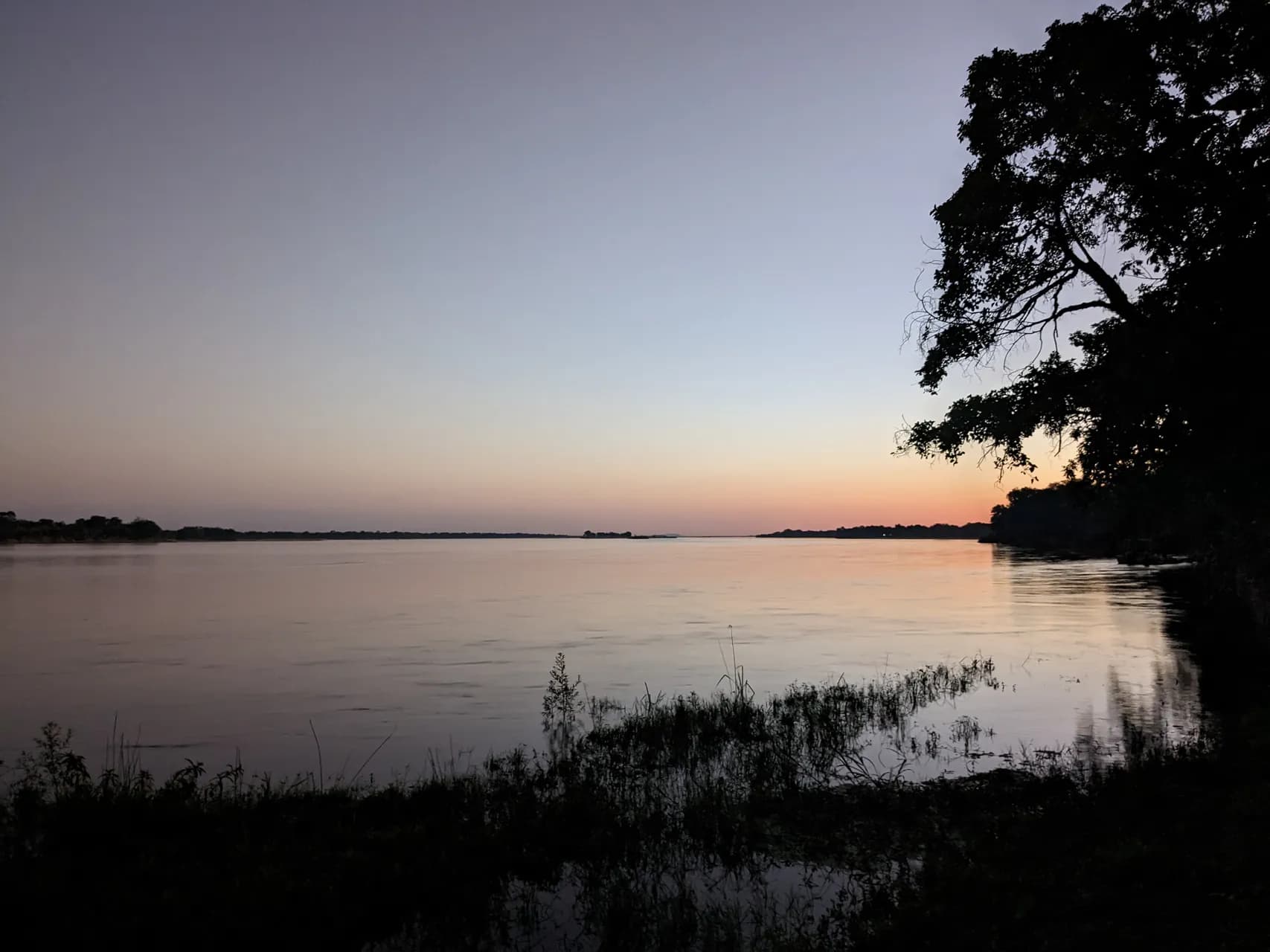 Arrivée au Mvuu lodge à 17h50 à la nuit tombante, le campsite le plus près de la porte d'entrée du Lower Zambezi NP sans pause déjeuner. Beaucoup de camions ou de véhicules lents. Coucher vers 21h après cette très longue route.