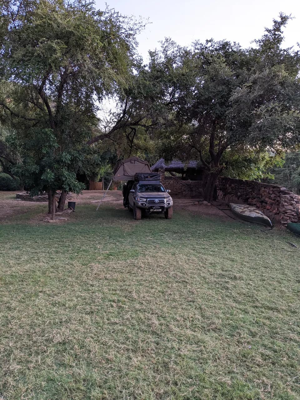 Longue étape de transit depuis Lower Zambezi NP via la capitale Lusaka jusqu'à un campsite intermédiaire Bridge Camp